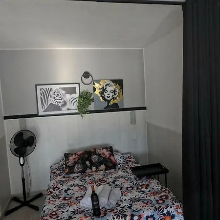 M&g Cozy -beachfront,wifi,aircon,fullyequipped